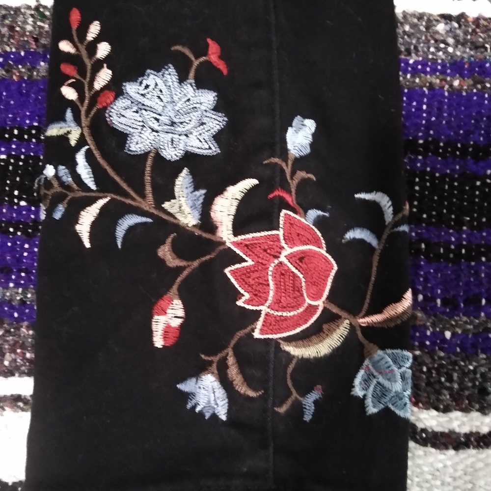 Earl Jeans Black Cropped Jeans with Floral Embroidery - Picture 4 of 5